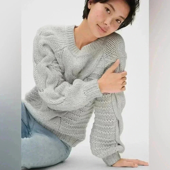 Chunky Cable-Knit Crewneck Sweater Size Small wool - Picture 2 of 6